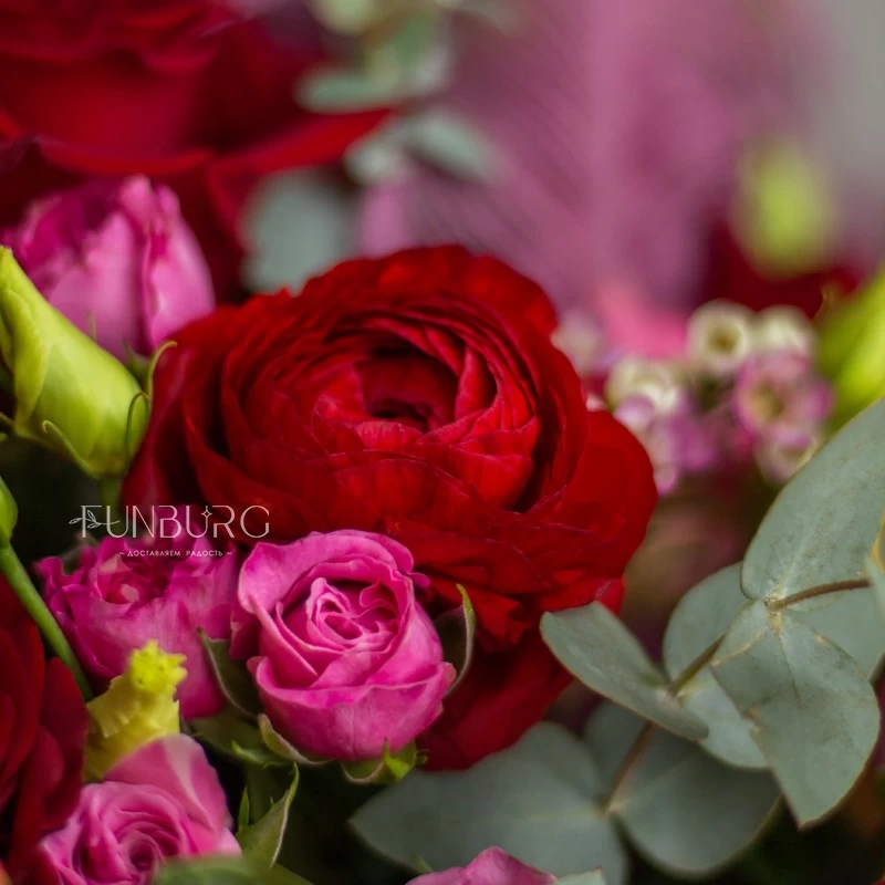 Цветы в шляпной коробке «Стихи о любви»