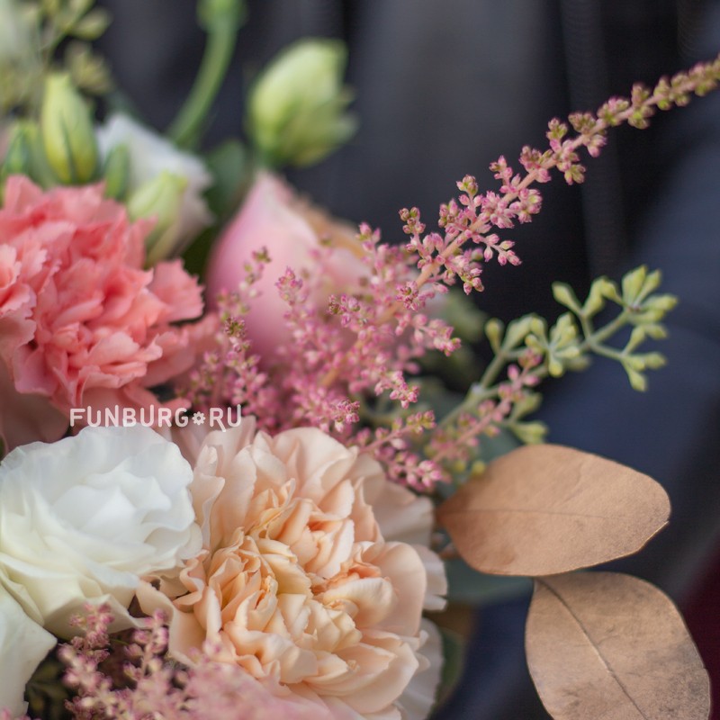 Цветы в шляпной коробке «Персиковый мусс»