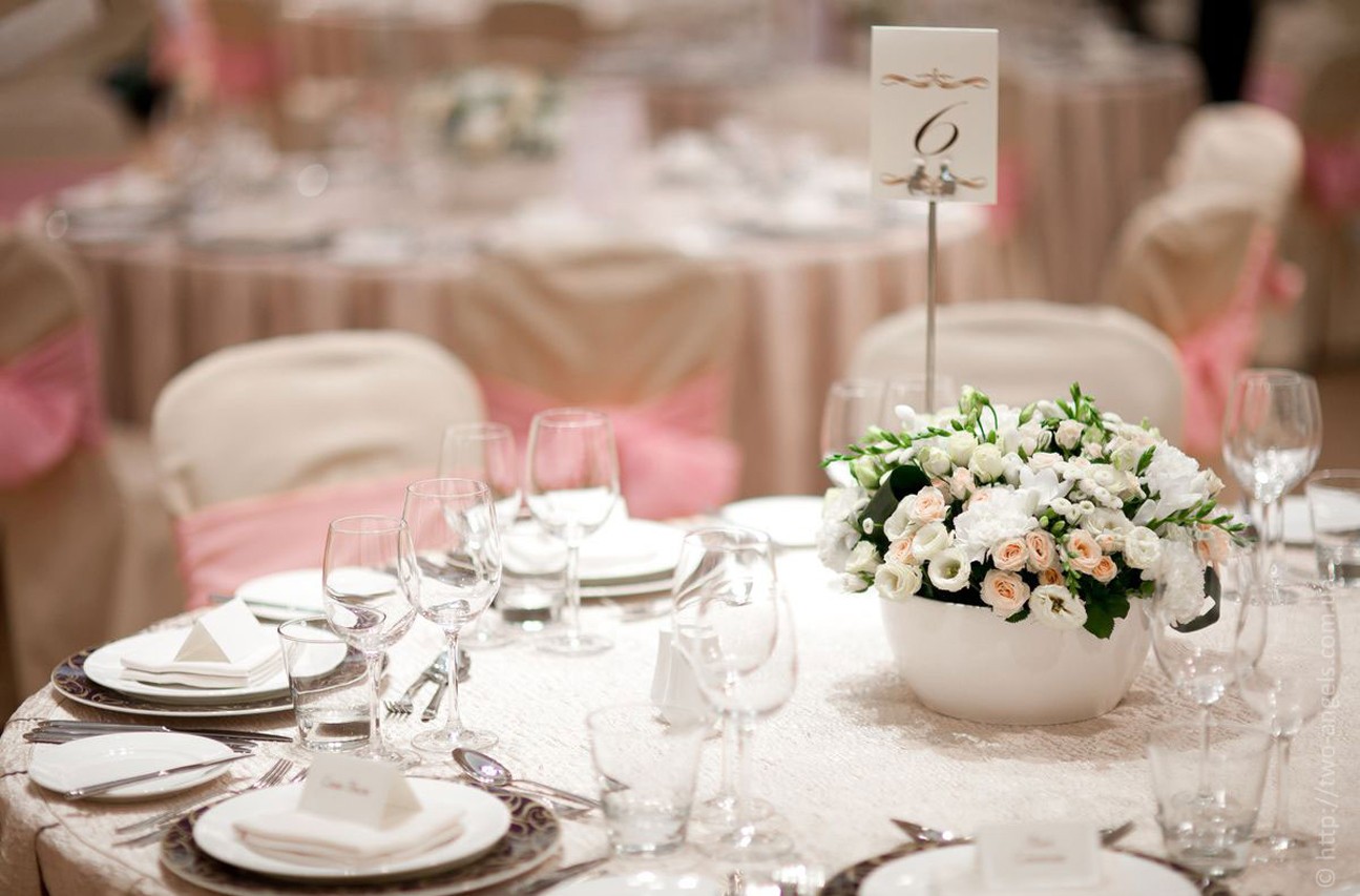 Свадебные столы гостей. Украшение свадебного стола. Украшение свадебного стола гостей. Свадебный стол для гостей. Цветочное украшение свадебного стола.
