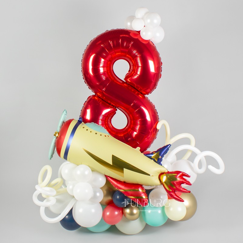Фигура из шаров с цифрой  и надписью «Вираж»