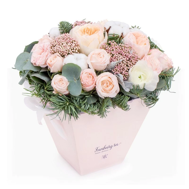 Букет в коробке «Морозный полдень» из кустовых и пионовидных роз,ранункулюсов, озотамнуса и ели - интернет-магазин «Funburg.ru»