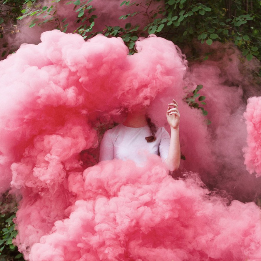 Фотосессия с розовым дымом
