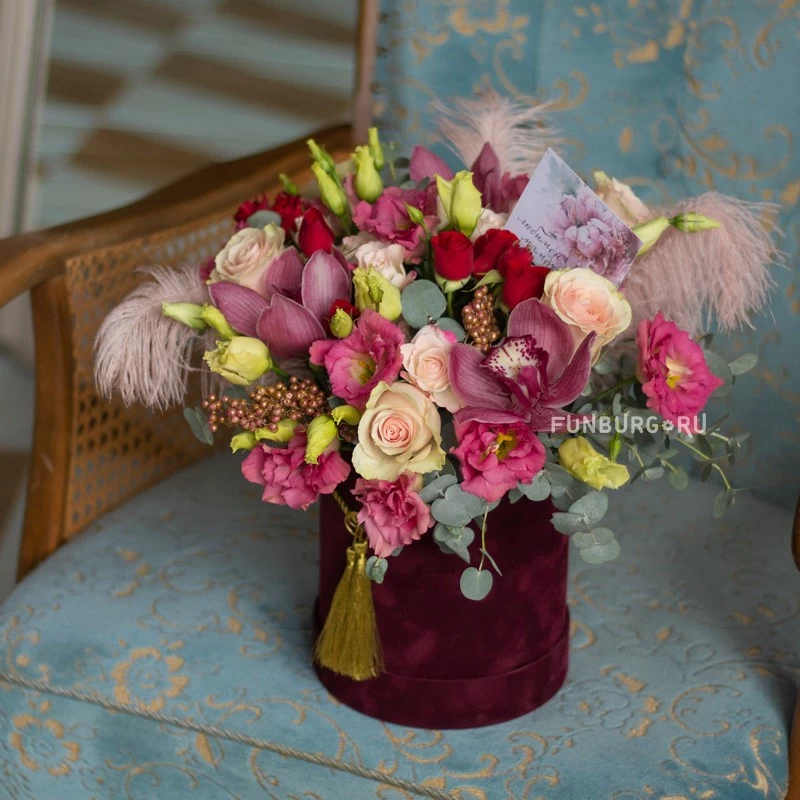 Цветы в шляпной коробке «Версаль»