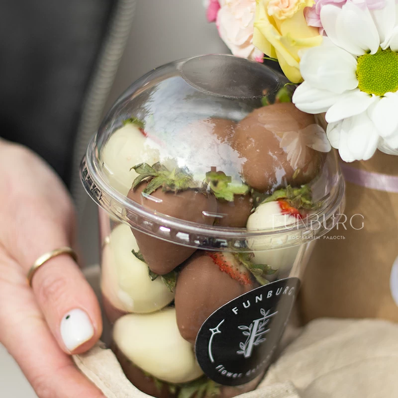 Цветы в стаканчике «Возьми с собой» с клубникой в шоколаде