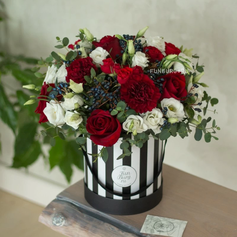 Букет в шляпной коробке «Севилья» из роз, эустом, гвоздик, кустовых роз -интернет-магазин Funburg.ru
