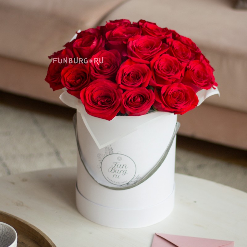 Розы в шляпной коробке «Современная классика»