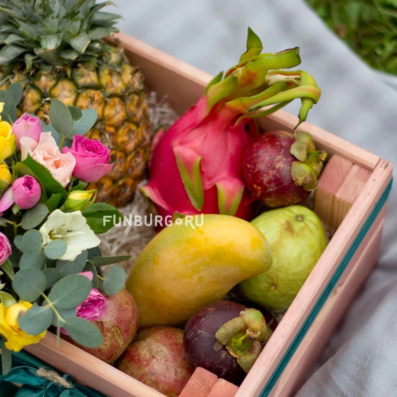 Подарочный ящик с фруктами и цветами №3