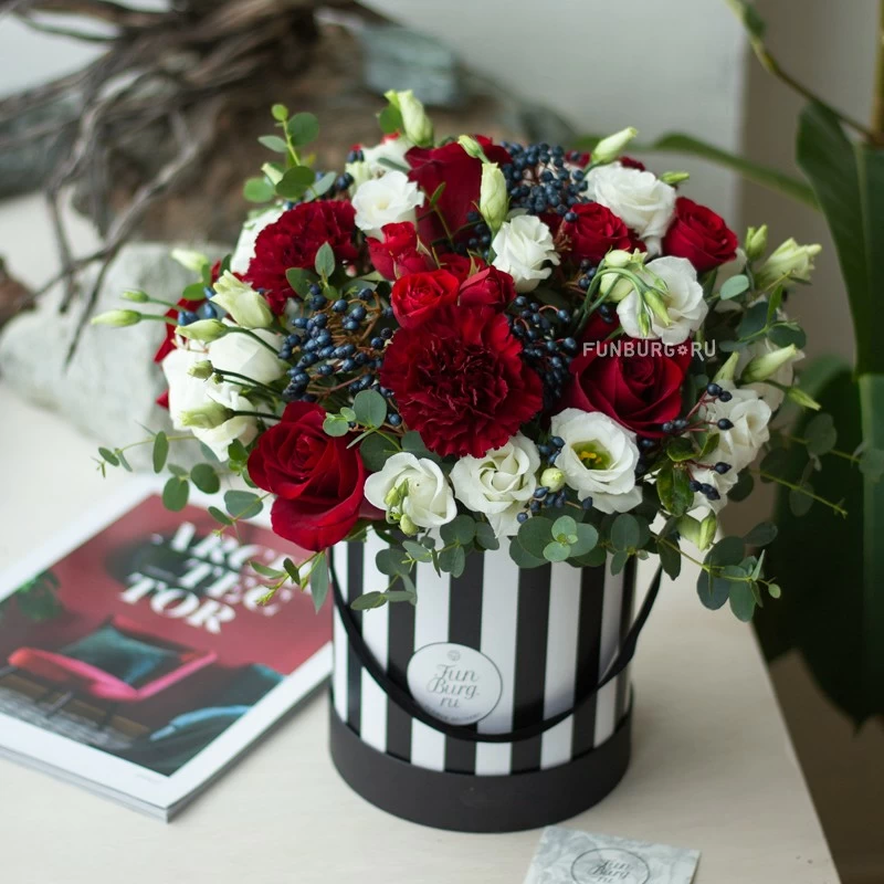 Букет в шляпной коробке «Севилья» из роз, эустом, гвоздик, кустовых роз -интернет-магазин Funburg.ru