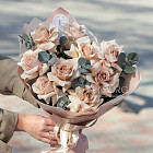 Монобукет из кремовых роз Quicksand с эвкалиптом