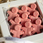 Пряничные человечки из бельгийского шоколада S (клубничный шоколад)