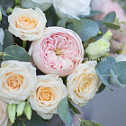 Цветы в шляпной коробке «Бисквит»