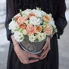 Цветы в шляпной коробке «Капучино»