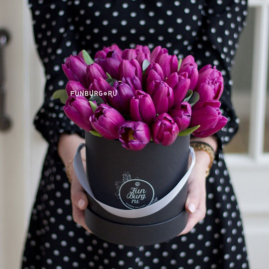 Тюльпаны в шляпной коробке «Пурпур»