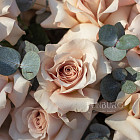 Монобукет из кремовых роз Quicksand с эвкалиптом