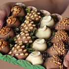 Набор клубники в шоколаде с орехами M