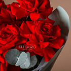 Монобукет из красных роз Nina с эвкалиптом