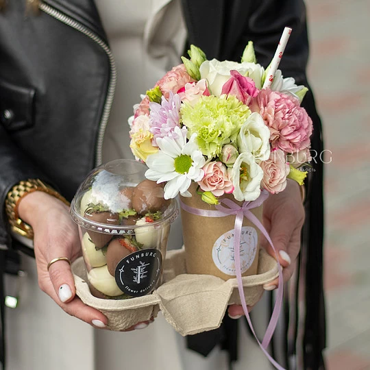 Купить цветы в стаканчике «Возьми с собой» с макарунами с доставкой по  Екатеринбургу - интернет-магазин «Funburg.ru»