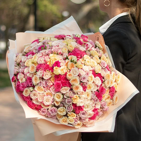 Свадебный букет 9 радужных роз с зеленью купить с доставкой в СПб