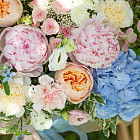 Корзина цветов «Поцелуй лета»