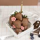 Бенто-торт из клубники в шоколаде «Флёр»