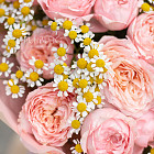 Дуобукет из ромашек и пионовидных роз Джульетта