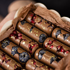 Набор шоколадных батончиков с гранатом и голубикой