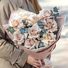 Монобукет из кремовых роз Quicksand с эвкалиптом