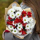 Букет из хризантем и альстромерий «Алый закат»