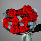 Монобукет из красных роз Nina с эвкалиптом