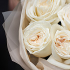 Монобукет из ароматных роз White O'Hara XS