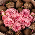 Композиция с клубникой в шоколаде «Mon Amour»