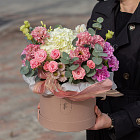 Цветы в шляпной коробке «Рандеву»