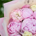 Букет из пионов и эустом «Баблгам»