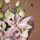 Букет из лилий и эустом «Вальс цветов»