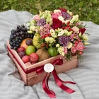 Подарочный ящик с фруктами и цветами №1