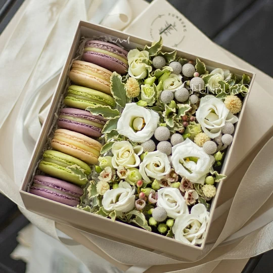 Подарочная коробочка с цветами и макарунами. | Macaroon packaging, Macaroons, Sweet box