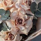 Монобукет из кремовых роз Quicksand с эвкалиптом