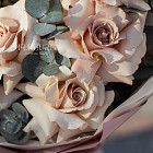 Монобукет из кремовых роз Quicksand с эвкалиптом