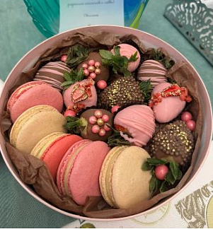 Набор клубники и пирожных «Sweet»