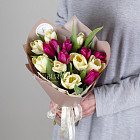 Букет кремовых и пурпурных тюльпанов S