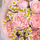 Дуобукет из ромашек и пионовидных роз Джульетта