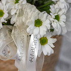 Корзина кустовых хризантем и ромашек