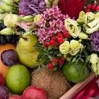 Подарочный ящик с фруктами и цветами №1