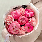 Букет из пионов и гвоздик «Земляничные сны»