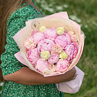 Букет из пионов и эустом «Баблгам»